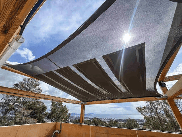 Toile photovoltaïque Solar Cloth installée sur une structure légère